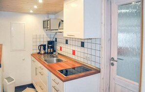 Kühlschrank, Herdplatte, Wasserkocher mit Kaffee-/Teezubehör