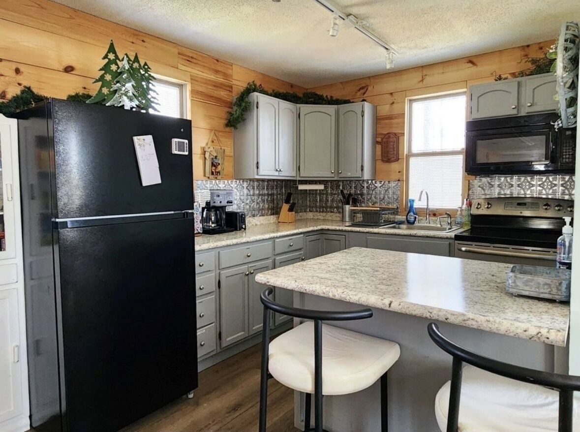 Microwave, oven, stovetop, cookware/dishes/utensils