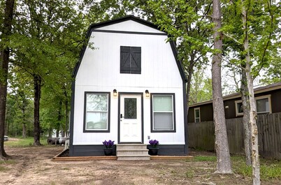 Lake Fork Luxury and Leisure. 2 story cabin in gated resort. Many amenities!