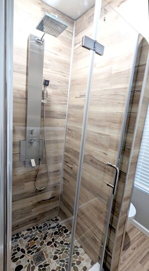 Regadera, secadora de cabello, bidet, toallas
