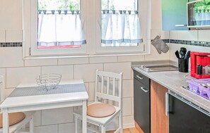 Fridge, microwave, stovetop, cookware/dishes/utensils - Beautiful home in Rheinsberg OT Warenthi with WiFi (Rheinsberg OT Warenthi)