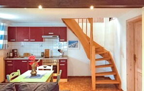 Kühlschrank, Ofen, Herdplatte, Kochgeschirr/Geschirr/Besteck