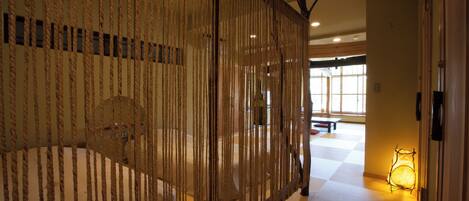 Kahden hengen huone (kaksi sänkyä), kaupunkinäköala, lisärakennuksessa | Ilmainen Wi-Fi, vuodevaatteet