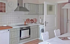 Kylskåp, mikrovågsugn, ugn och spishäll