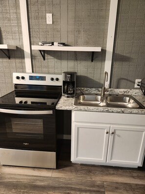 Refrigerador, microondas, placa de cocina, cafetera/tetera