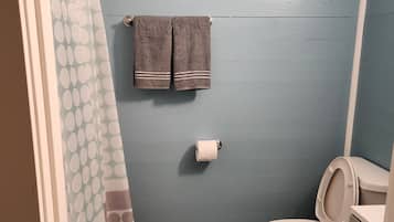 Dusj, håndklær og toalettpapir