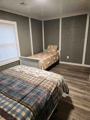 2 bedrooms, free WiFi, bed sheets - Cozy Cabin Minutes from Lake Martin (Eclectic)