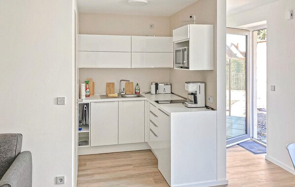 Køleskab, kogeplade, opvaskemaskine