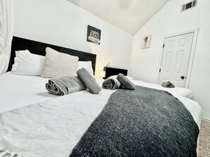 4 soverom, skrivebord, strykejern/-brett og reiseseng for barn