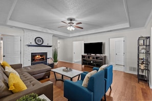 Smart TV, chimenea y futbolito