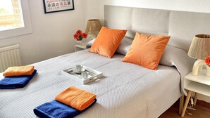1 bedroom, iron/ironing board, WiFi, bed sheets - APARTBEACH CYE 6 II WITH BEAUTIFUL SEA VIEWS, POOL AND PARKING (Salou)