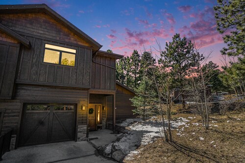 Estes Park Luxury Family Retreat- EV Charger/Hot Tub/Game Room/Outdoor Fire Pit