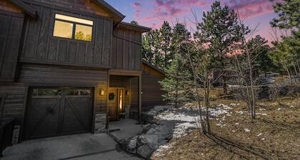 Estes Park Luxury Family Retreat- EV Charger/Hot Tub/Game Room/Outdoor Fire Pit