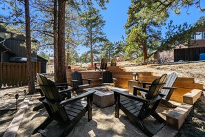 Property grounds - Estes Park Luxury Family Retreat- EV Charger/Hot Tub/Game Room/Outdoor Fire Pit (Estes Park)