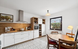Réfrigérateur, four à micro-ondes, surface de cuisson, lave-vaisselle