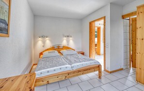 2 bedrooms, travel cot, free WiFi
