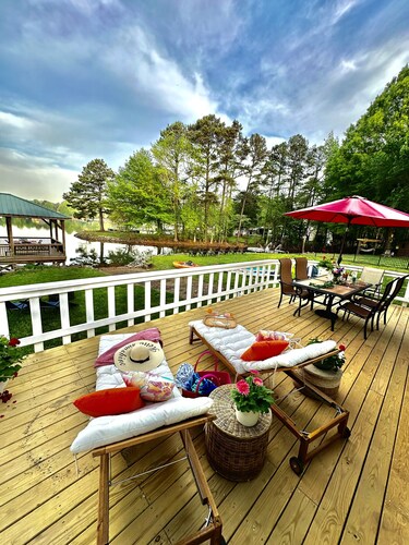 Lakefront Fish Camp & Farm View- Kayak, Paddleboard , Firepit, Fishing &  Dock !