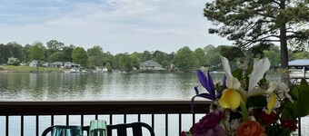 Lakefront Fish Camp & Farm View- Kayak, Paddleboard , Firepit, Fishing &  Dock !
