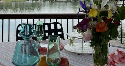 Lakefront Fish Camp & Farm View- Kayak, Paddleboard , Firepit, Fishing & Dock !