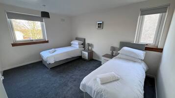 4 makuuhuonetta, silitysrauta/-lauta, Wi-Fi, vuodevaatteet