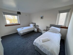 4 bedrooms, iron/ironing board, WiFi, bed sheets
