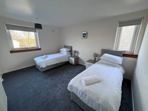 4 bedrooms, iron/ironing board, WiFi, bed sheets