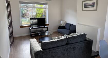 Woodside Road - sleeps 5 guests  in 4 bedrooms