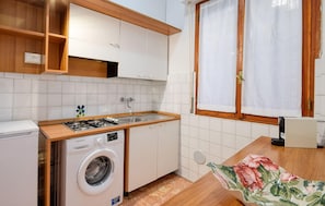 Refrigerador, parrilla de estufa y utensilios de cocina