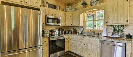 Jääkaappi, mikroaaltouuni, uuni, liesi