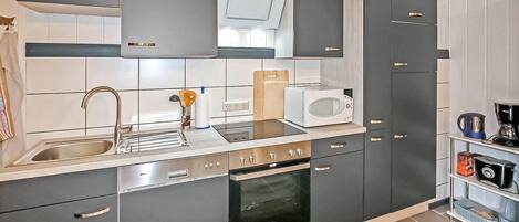 Réfrigérateur, un four, surface de cuisson, lave-vaisselle