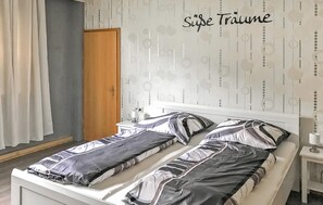 2 bedrooms, travel cot, free WiFi, bed sheets