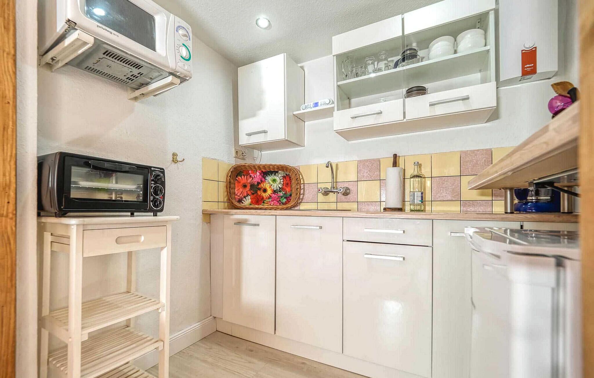 Fridge, stovetop, coffee/tea maker