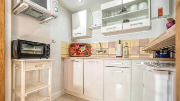 Fridge, stovetop, coffee/tea maker