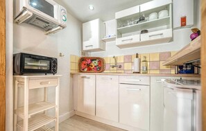 Kühlschrank, Herdplatte, Wasserkocher mit Kaffee-/Teezubehör