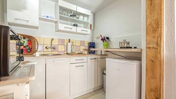 KĂŒhlschrank, Herdplatte, Wasserkocher mit Kaffee-/Teezubehör