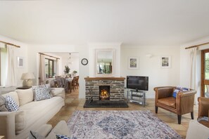 TV, fireplace, DVD player, books - Nestled within the tranquil beauty of the Roserrow landscape, Godolphin stands as a wonderful four-b (Wadebridge)