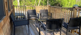 1 Bdr Cabin unit Respite on Apple River. Kayaks, SUPs, and more! Pet friendly!