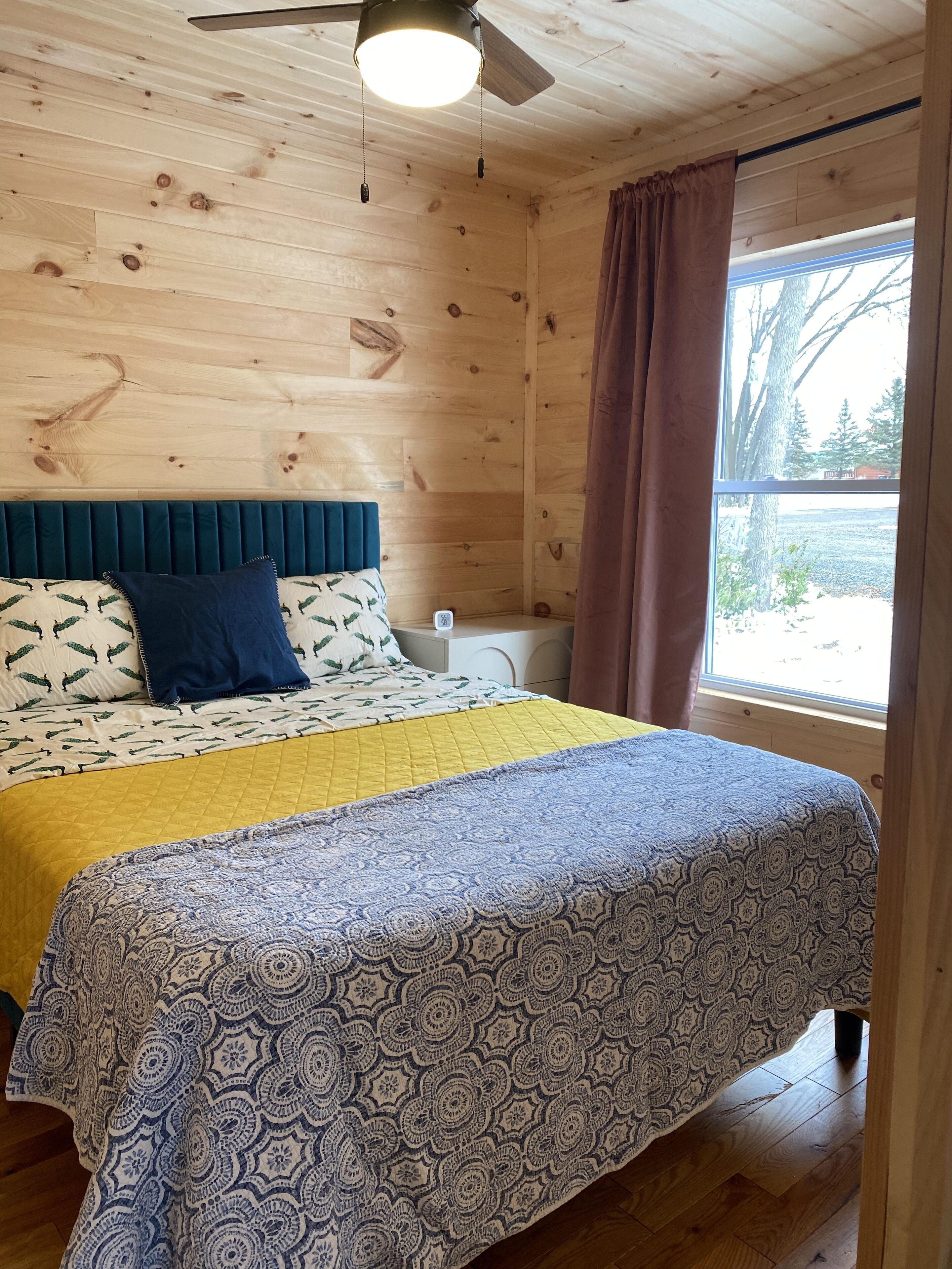 1 sovrum, skrivbord, strykjärn/strykbräda och resesäng