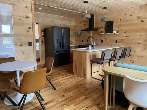 1 Bdr Cabin unit Respite on Apple River. Kayaks, SUPs, and more! Pet friendly!