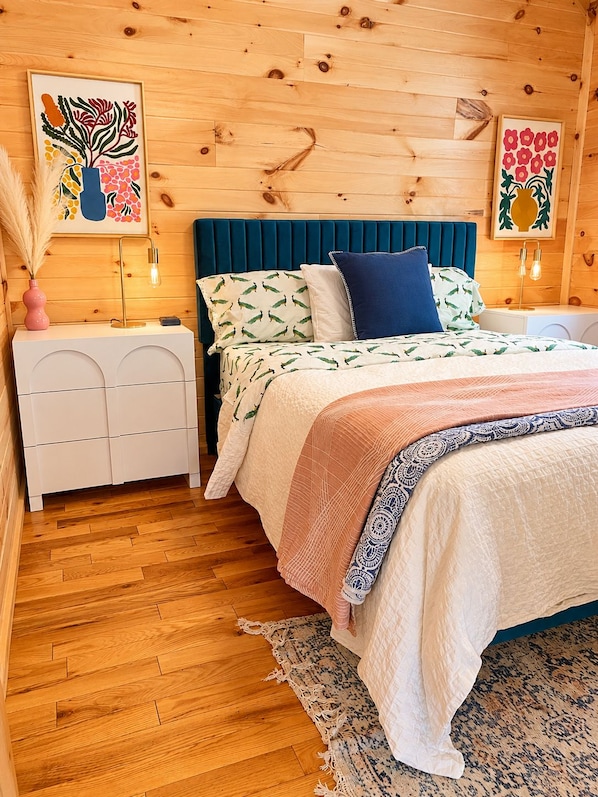 Room - 1 Bdr Cabin duplex unit on Apple River. Kayaks, SUPs & Sauna. Pet friendly! (Amery)