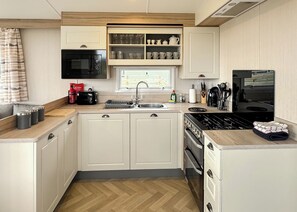 Fridge, oven, stovetop, toaster - 3 bedroom accommodation in Sandgreen (Sandgreen)