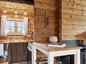 Kjøleskap, ovn, oppvaskmaskin og kjøkkenutstyr