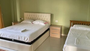 Une chambre à coucher avec un lit, une table de chevet et une tête de lit en bois.