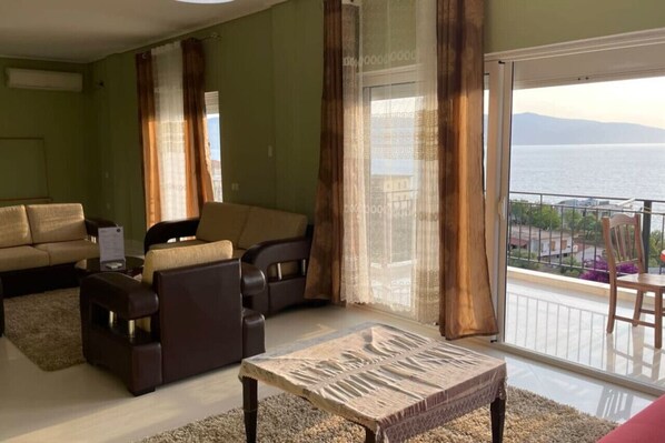 TV - Kondo Stays - Azure apartment 2 (Vlorë)