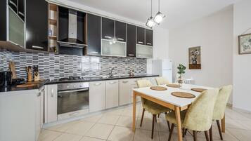 Fridge, oven, stovetop, coffee/tea maker