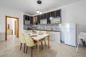 Réfrigérateur, four, plaque de cuisson, cafetière/bouilloire