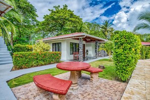Outdoor dining - Beachfront Studio 4, Playa Palo Seco (Parrita)