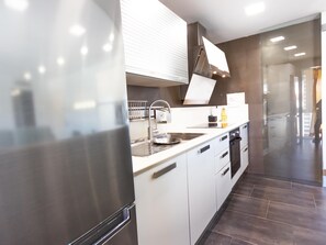 Kjøleskap, mikrobølgeovn, ovn og oppvaskmaskin