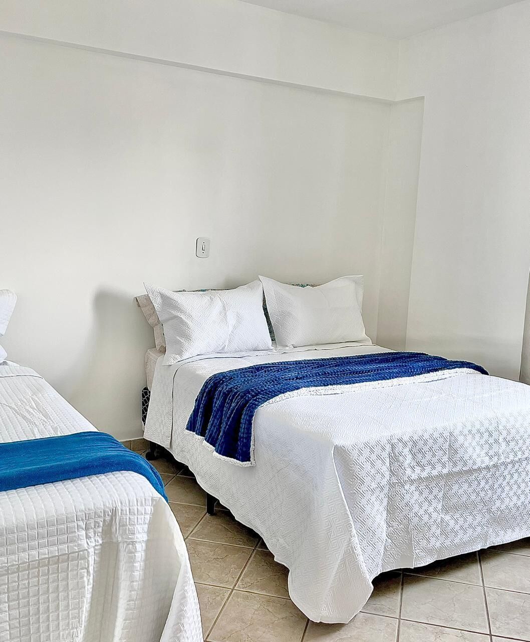 2 habitaciones, tabla de planchar con plancha y wifi gratis 