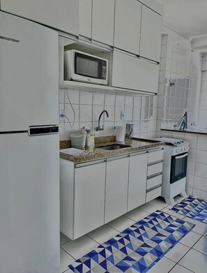 Kylskåp, mikrovågsugn, ugn och spishäll